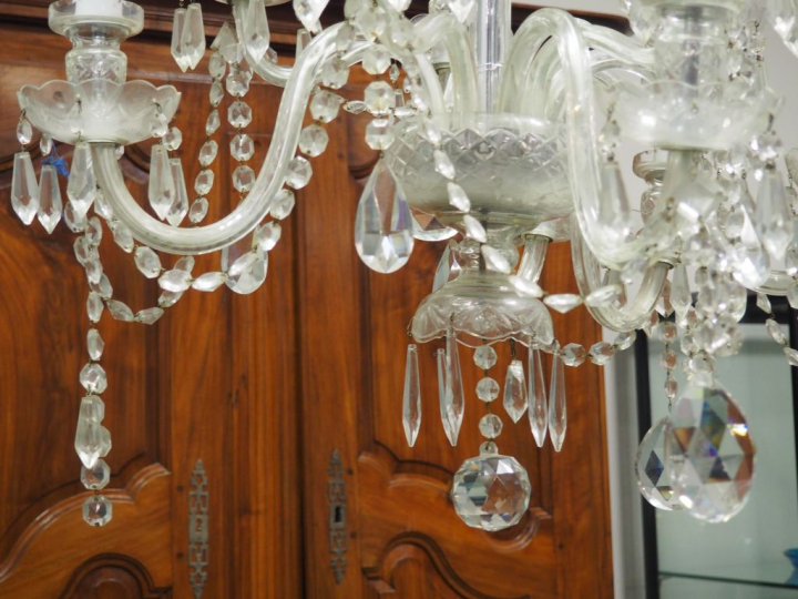 Lustre en verre éclairant à 10 lumières. H. : 100 cm. (accidents)