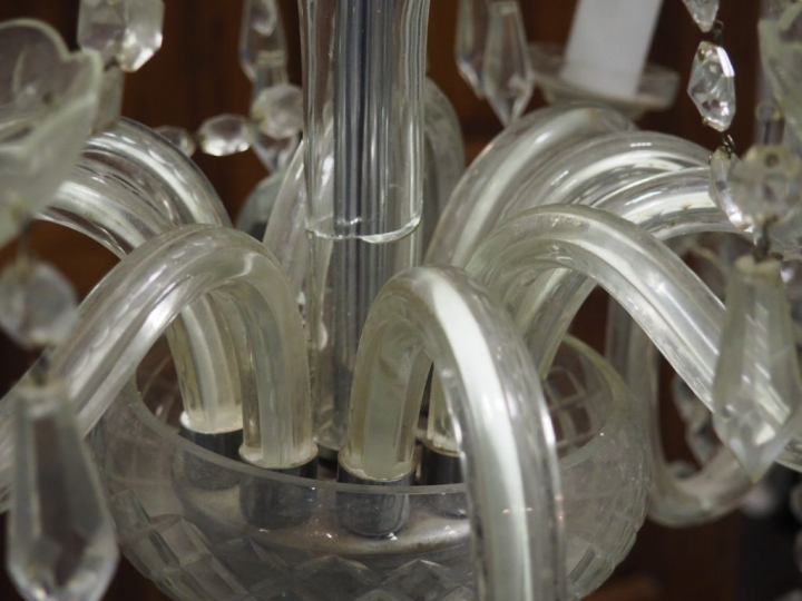 Lustre en verre éclairant à 10 lumières. H. : 100 cm. (accidents)