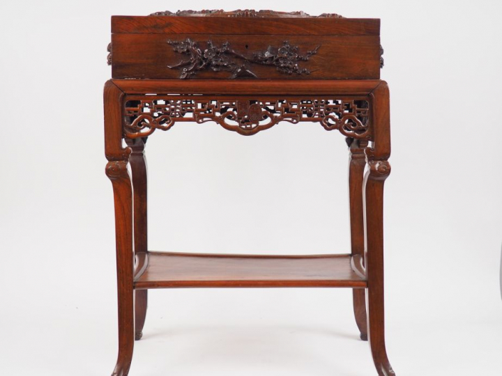 Travailleuse en bois de rose finement sculpté d'une scène de dragon po