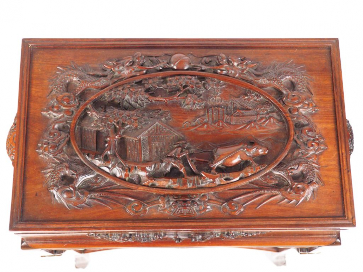 Travailleuse en bois de rose finement sculpté d'une scène de dragon po