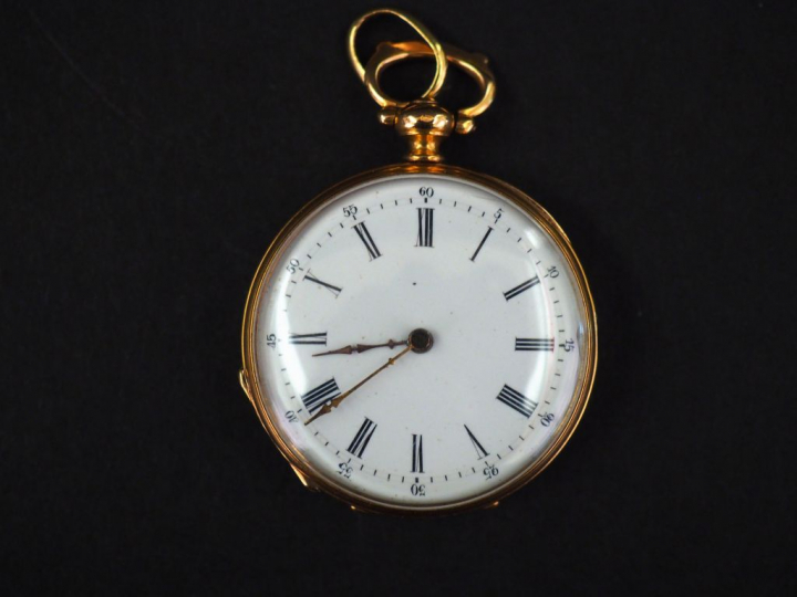Montre de col Napoléon III en or jaune et émail noir. Cadran à chiffre