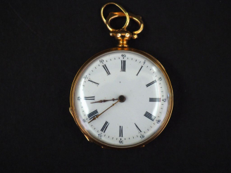 Vente aux enchères Montre de col Napoléon III en or jaune et émail noir. Cadran à chiffre