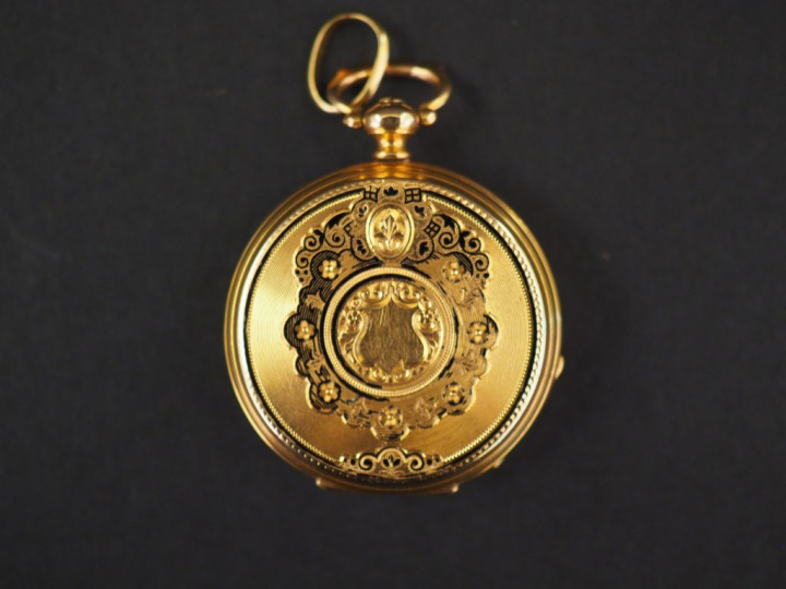 Montre de col Napoléon III en or jaune et émail noir. Cadran à chiffre