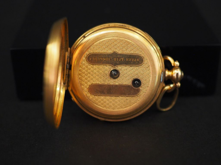 Montre de col Napoléon III en or jaune et émail noir. Cadran à chiffre