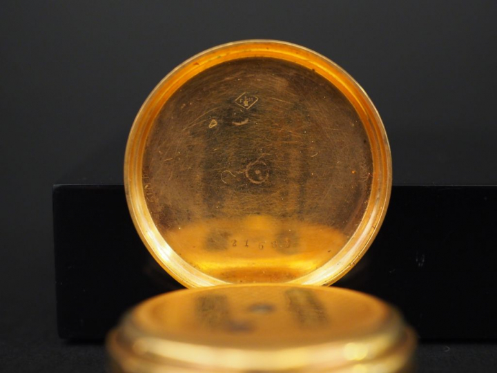 Montre de col Napoléon III en or jaune et émail noir. Cadran à chiffre