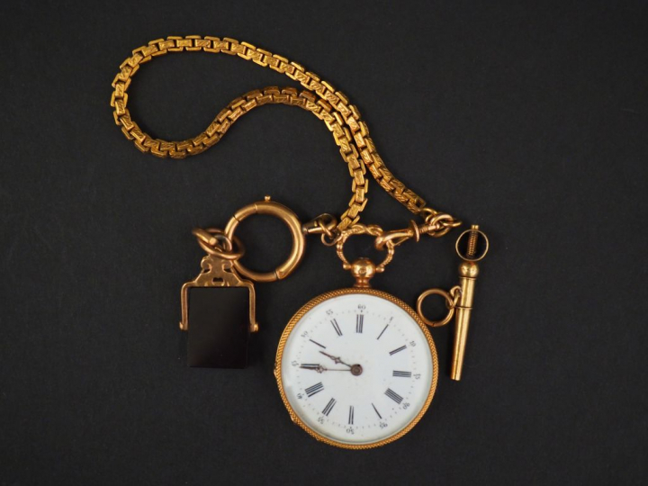 Montre de col et sa giletière en or jaune.  Cadran à chiffres romains 