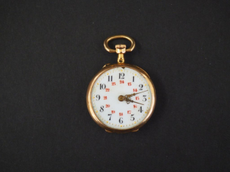 Vente aux enchères Petite montre de col en or jaune.  Le revers, à décor de trophée d'ins