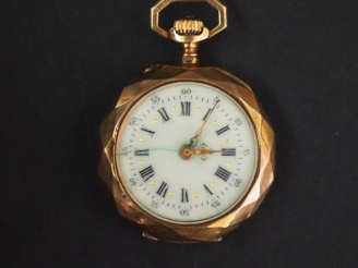 Vente aux enchères Montre de col en or jaune. Cadran à chiffres romains par les heures et