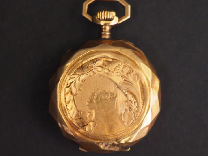 Montre de col en or jaune. Cadran à chiffres romains par les heures et