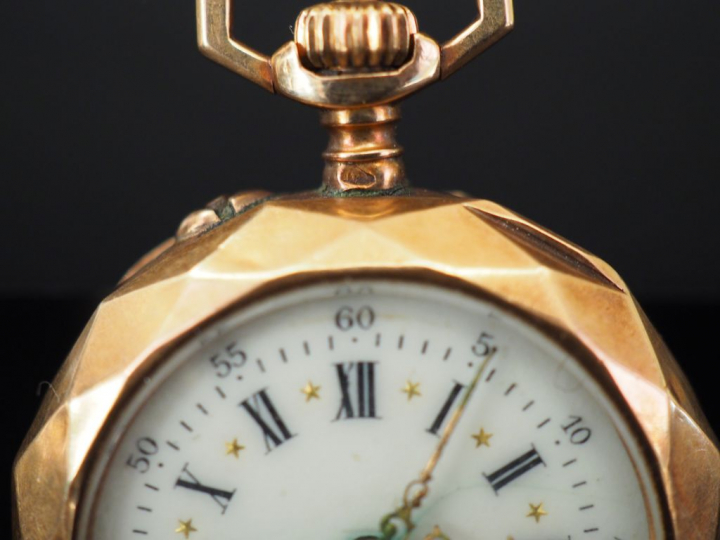 Montre de col en or jaune. Cadran à chiffres romains par les heures et