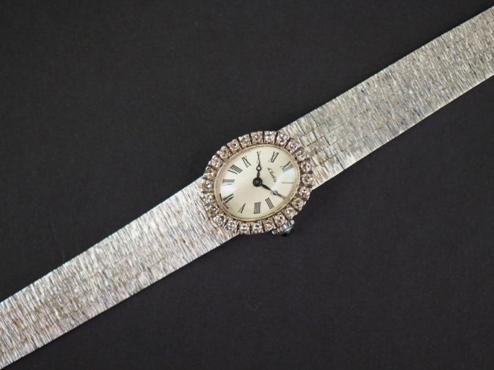 A. BARTHELAY Montre bracelet de dame, boitier et bracelet en or blanc.