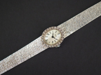 Vente aux enchères A. BARTHELAY Montre bracelet de dame, boitier et bracelet en or blanc.