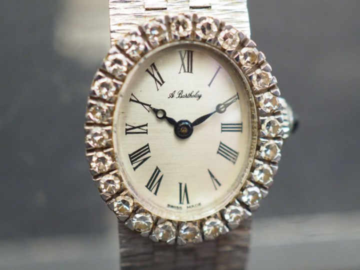 A. BARTHELAY Montre bracelet de dame, boitier et bracelet en or blanc.