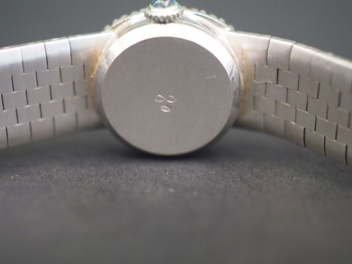 A. BARTHELAY Montre bracelet de dame, boitier et bracelet en or blanc.