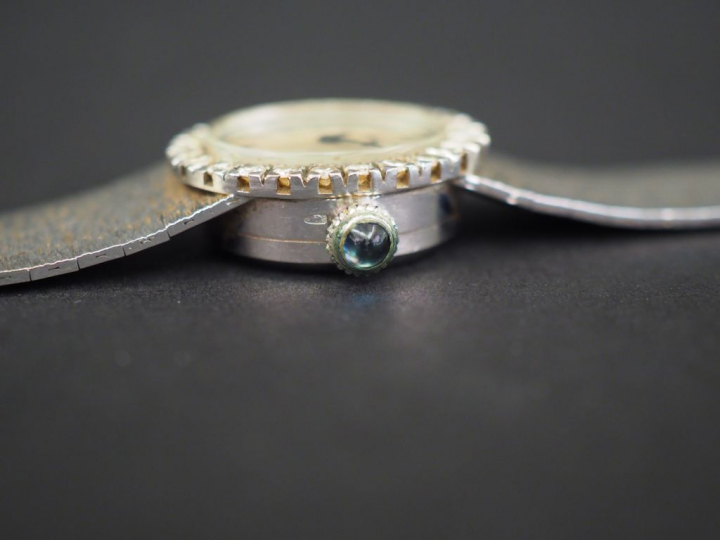 A. BARTHELAY Montre bracelet de dame, boitier et bracelet en or blanc.