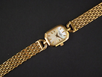Vente aux enchères ROTARY. Montre bracelet de dame en or jaune.  Cadran en nacre. Poids t