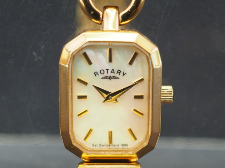 ROTARY. Montre bracelet de dame en or jaune.  Cadran en nacre. Poids t