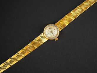 Vente aux enchères OMEGA. Montre bracelet de dame, boitier et bracelet en or jaune.  Poid