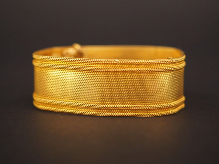 Bracelet manchette en or jaune, maille plate.  Poids. 27,98 g  (petits