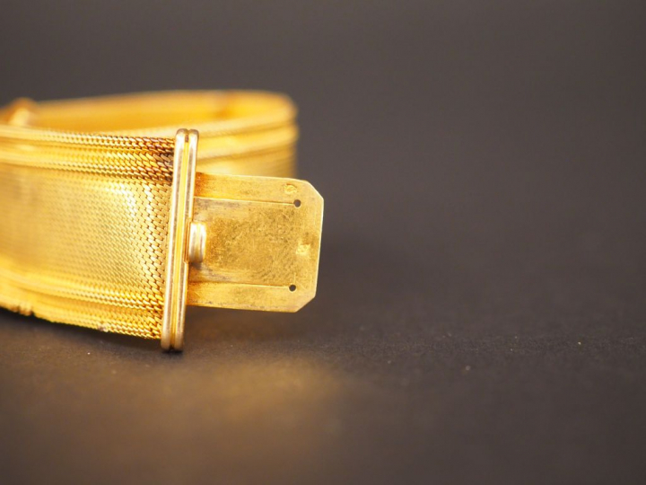 Bracelet manchette en or jaune, maille plate.  Poids. 27,98 g  (petits