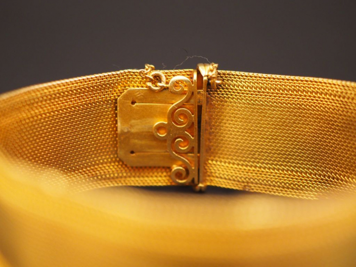 Bracelet manchette en or jaune, maille plate.  Poids. 27,98 g  (petits