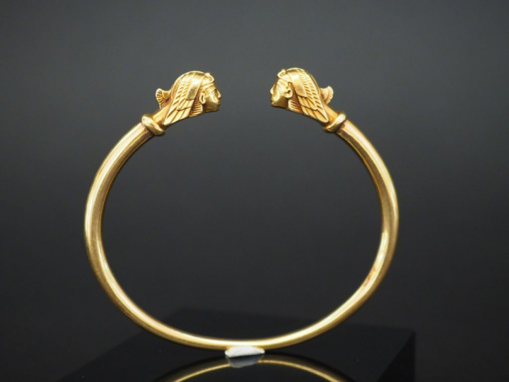 Bracelet jonc en or jaune, à décor de têtes de sphinx aux extrêmités. 