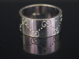 Vente aux enchères GUCCI. Bague "Icone" en or blanc, gravée du monogramme.  Signée.  TDD.