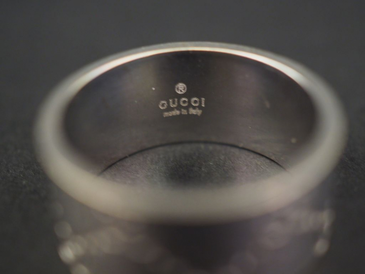 GUCCI. Bague "Icone" en or blanc, gravée du monogramme.  Signée.  TDD.