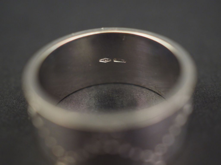 GUCCI. Bague "Icone" en or blanc, gravée du monogramme.  Signée.  TDD.