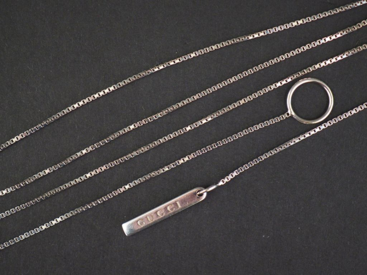 GUCCI Collier en or blanc. Signé. Long. 54 cm Poids. 5,26 g