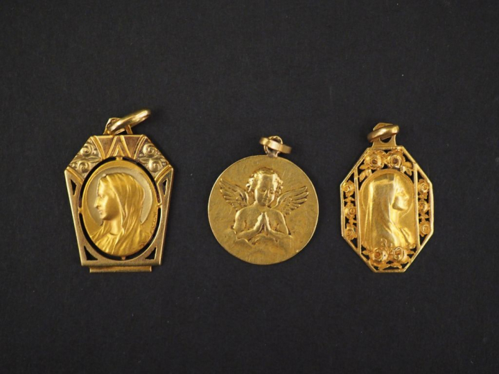 Trois différentes médailles en or jaune, deux à l'effigie de la Sainte