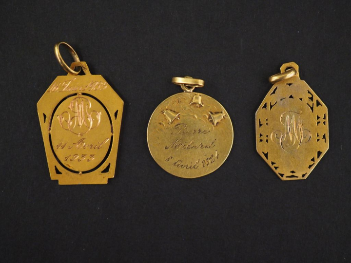 Trois différentes médailles en or jaune, deux à l'effigie de la Sainte