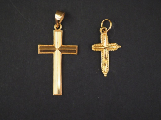 Vente aux enchères Deux différents pendentifs en or jaune en forme de croix.  2 x 1,3 cm 