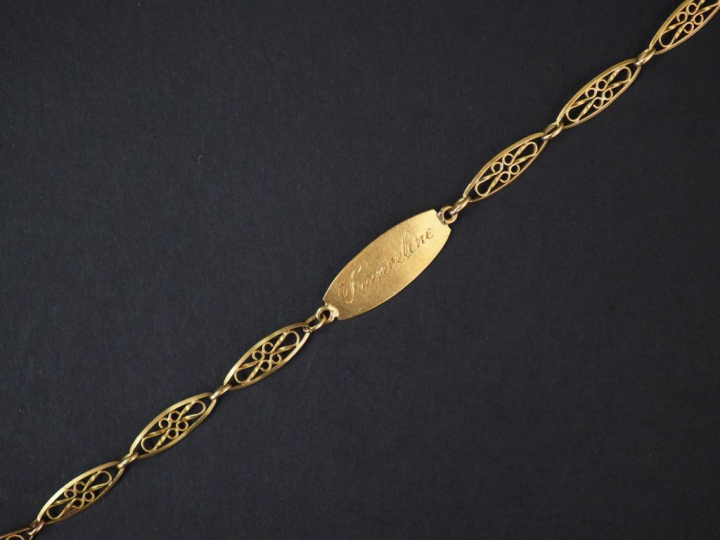 Bracelet de naissance en or jaune, à décor de maillons filigranés.  Lo