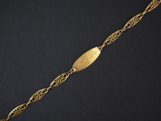 Vente aux enchères Bracelet de naissance en or jaune, à décor de maillons filigranés.  Lo