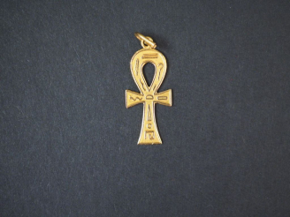 Vente aux enchères Pendentif de style égyptien en or jaune.  2,6 x 1,3 cm  Poids. 1,90 g