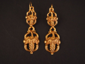 Vente aux enchères Paire de boucles d'oreilles Napoléon III en or jaune, à décor de grapp