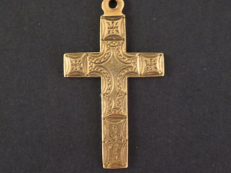 Vente aux enchères Pendentif en forme de croix en or jaune.  2,9 x 1,7 cm Poids. 2,69 g