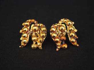 Vente aux enchères Paire de perces oreilles en or jaune, à décor de demi boules facettées