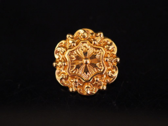 Vente aux enchères Petite broche Napoléon III en or jaune.  Diam. 2,3 cm Poids. 1,95 g