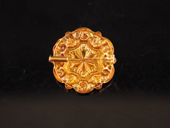 Petite broche Napoléon III en or jaune.  Diam. 2,3 cm Poids. 1,95 g