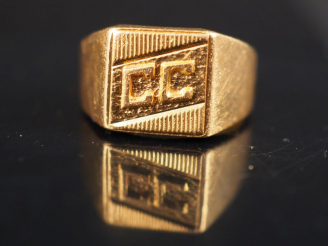 Vente aux enchères Bague chevalière en or jaune, à décor de monogramme.  TDD. 48 Poids. 5