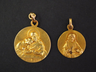 Vente aux enchères Médaille religieuse en or jaune, figurant la Sainte Cène. Diam. 2 cm P