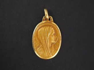 Vente aux enchères Médaille de baptême ovale en or jaune, figurant la Sainte Vierge.  H. 
