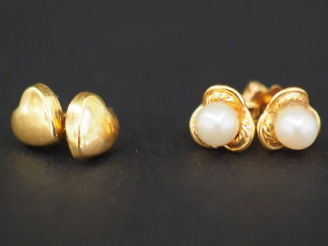 Vente aux enchères Paire de perces oreilles en or jaune en forme de cœur.  Poids. 0,43 g 