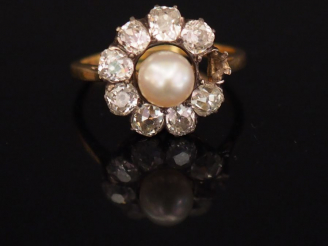 Vente aux enchères Bague marguerite en or jaune, ornée en son centre d’une perle entourée