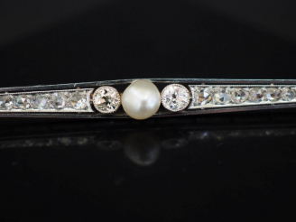 Vente aux enchères 	Broche barrette en platine, ornée en son centre d’une perle entourée 