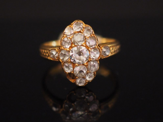 Vente aux enchères Petite bague marquise en or jaune, ornée d’un pavage de  diamants tail