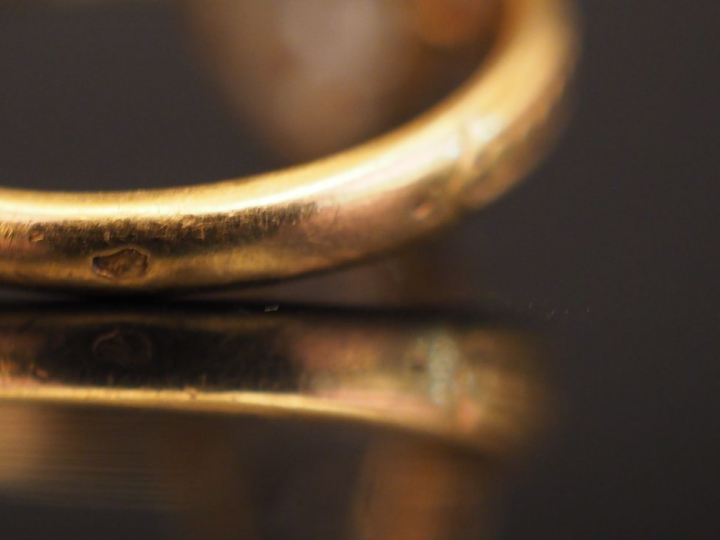 Petite bague marquise en or jaune, ornée d’un pavage de  diamants tail