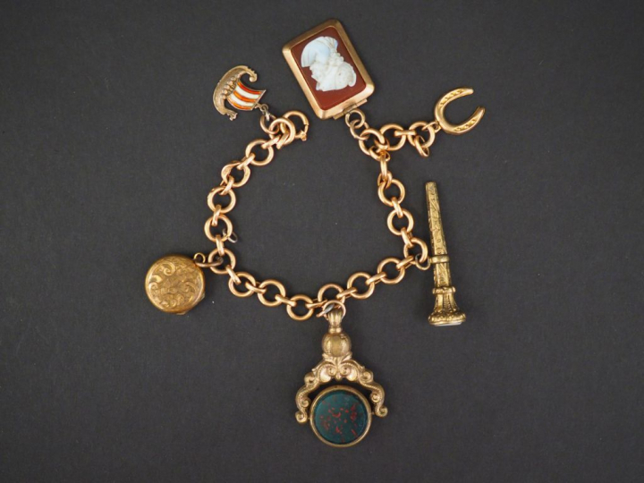 Bracelet en or jaune, à décor de pendeloques en pomponne ou métal orné